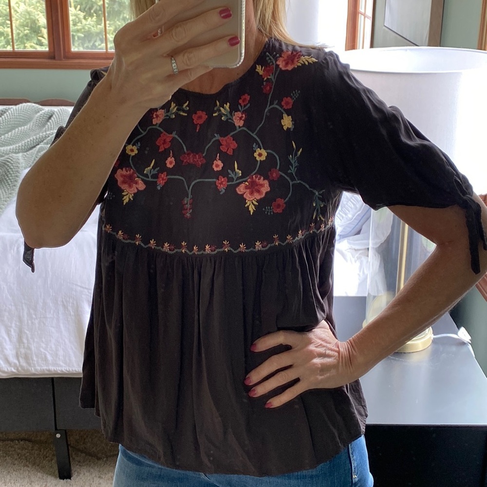 Beautifully embroidered like new boutique store blouse